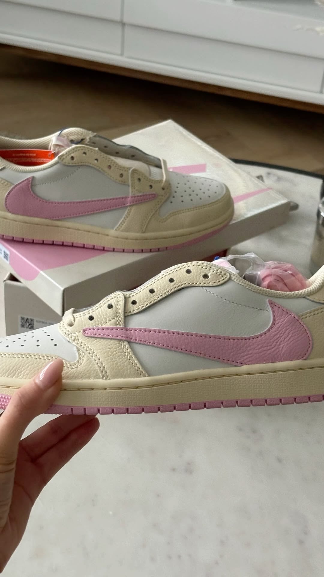 Travis Scott x Air Jordan 1 Low Soft Powder Pouring