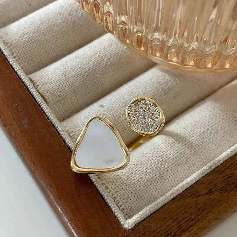 Luxury Zircon Inlaid Gold Ring