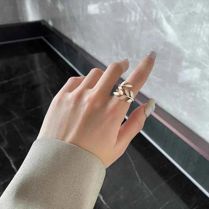 Elegant White Acrylic Copper Alloy Ring