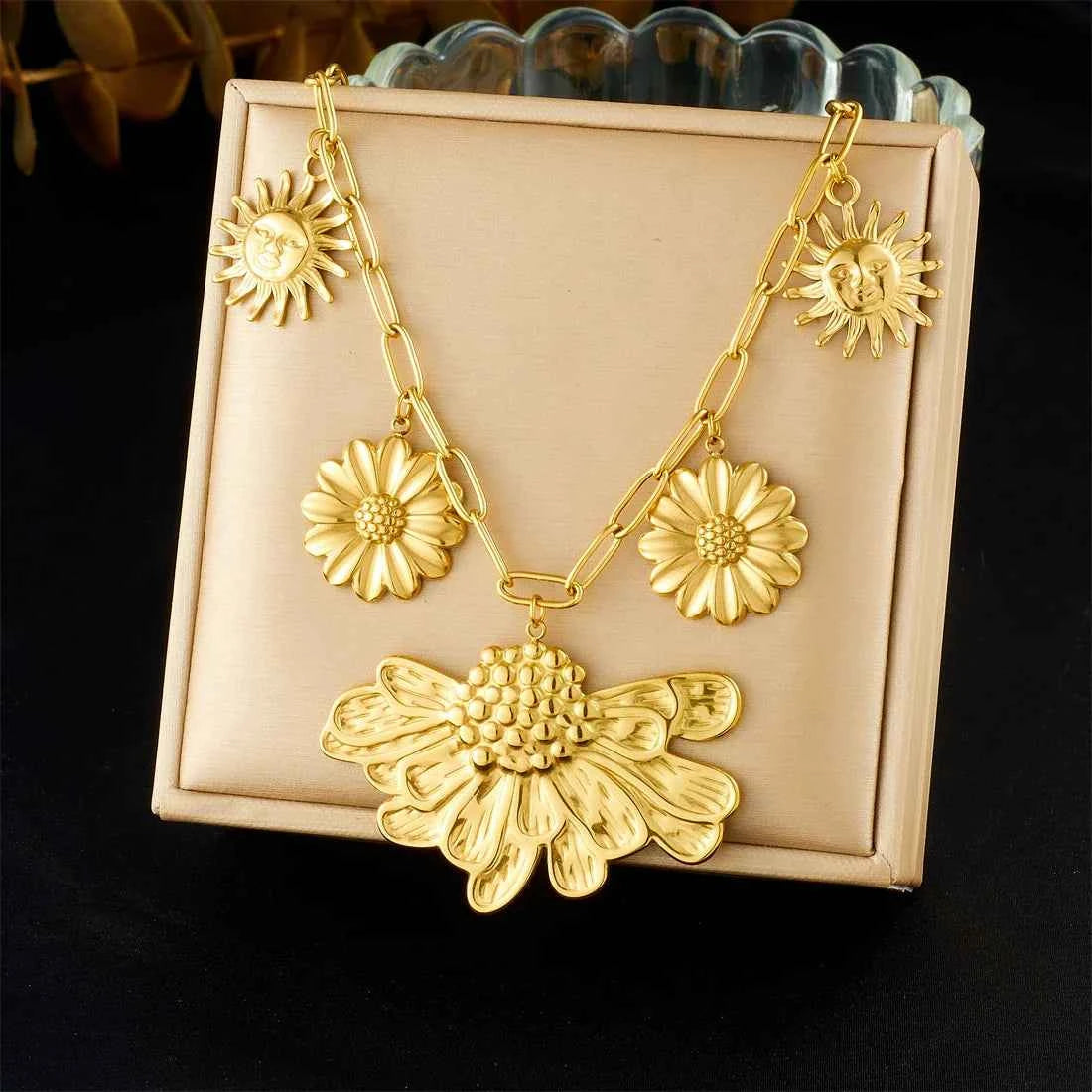 Luxury Golden Flower Pendant Necklace
