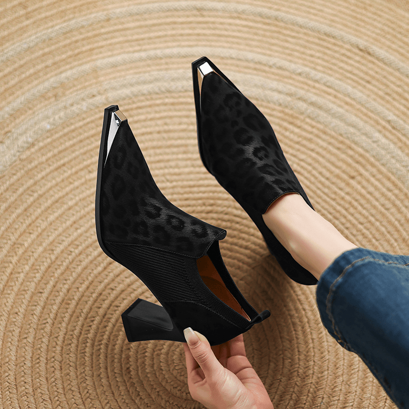 USS Shoes Arianny Women's Metal Iron Head Pointed Toe Pumps