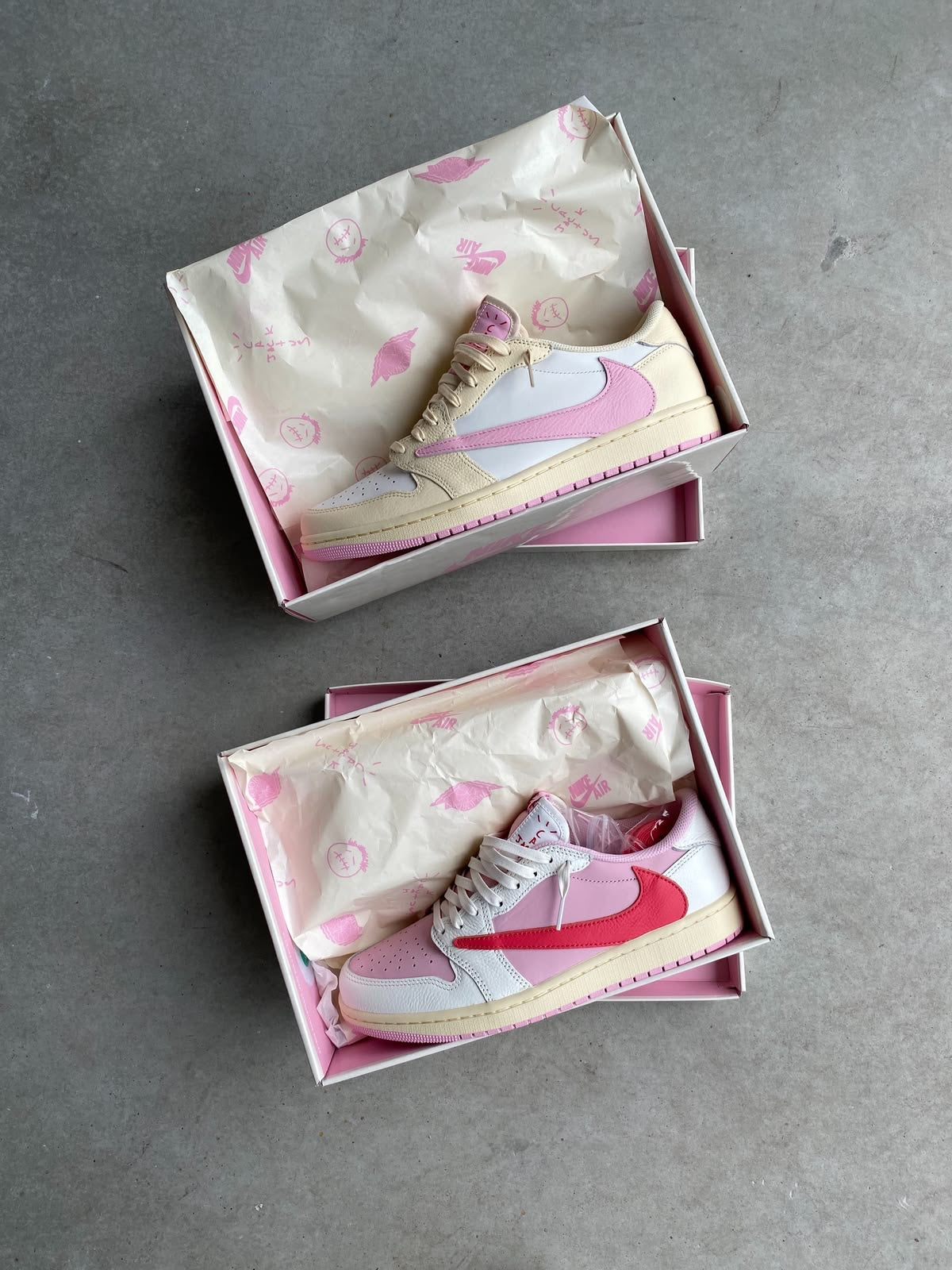 Travis Scott x Air Jordan 1 Low Soft Powder Pouring