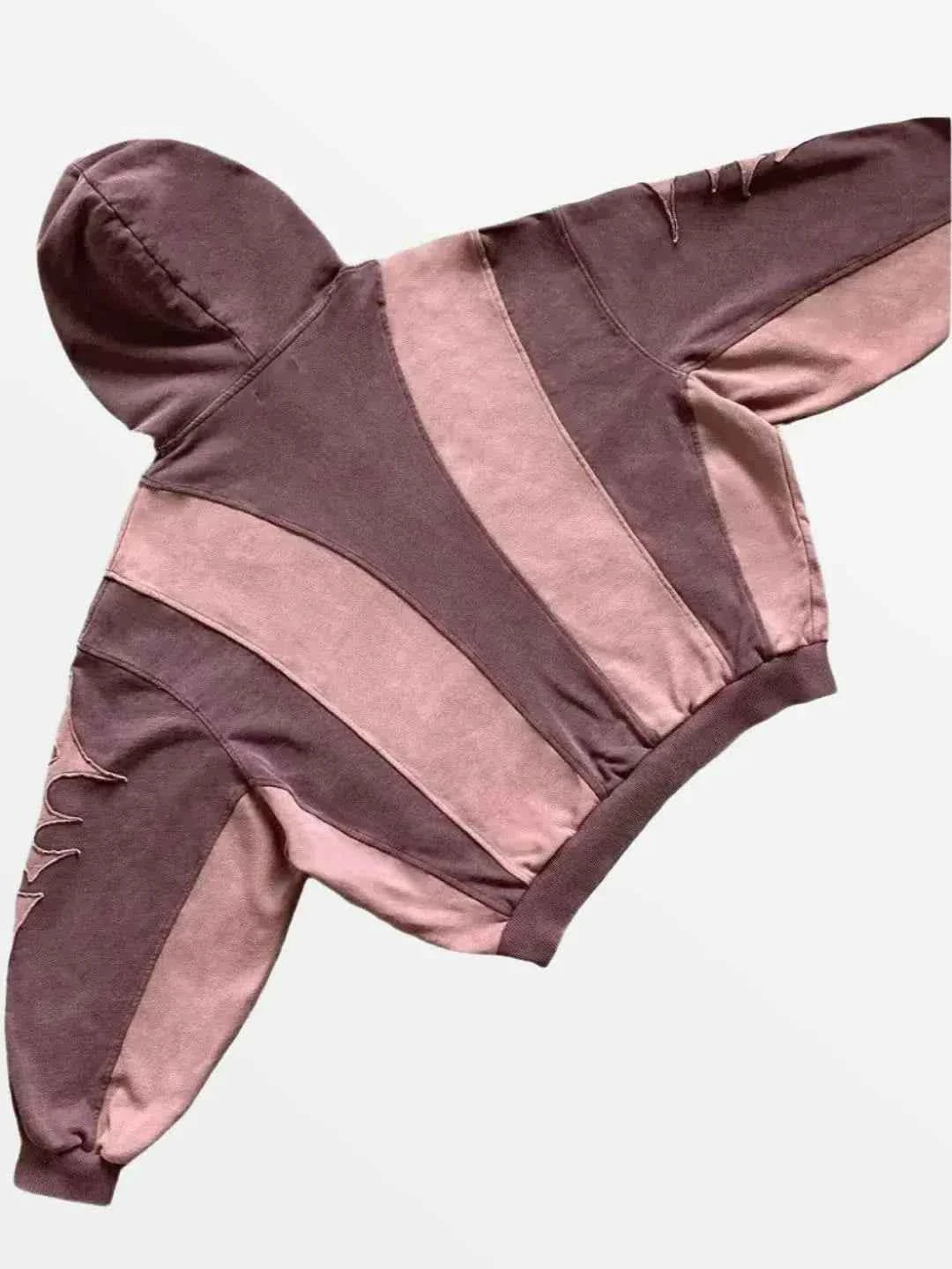 Front view of model wearing the Hoodie Menor in a black oversized streetwear fit