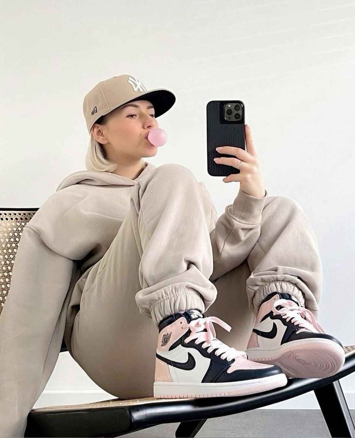 Air Jordan 1 Retro Bubble Gum High Wmns OG SE Sneakers