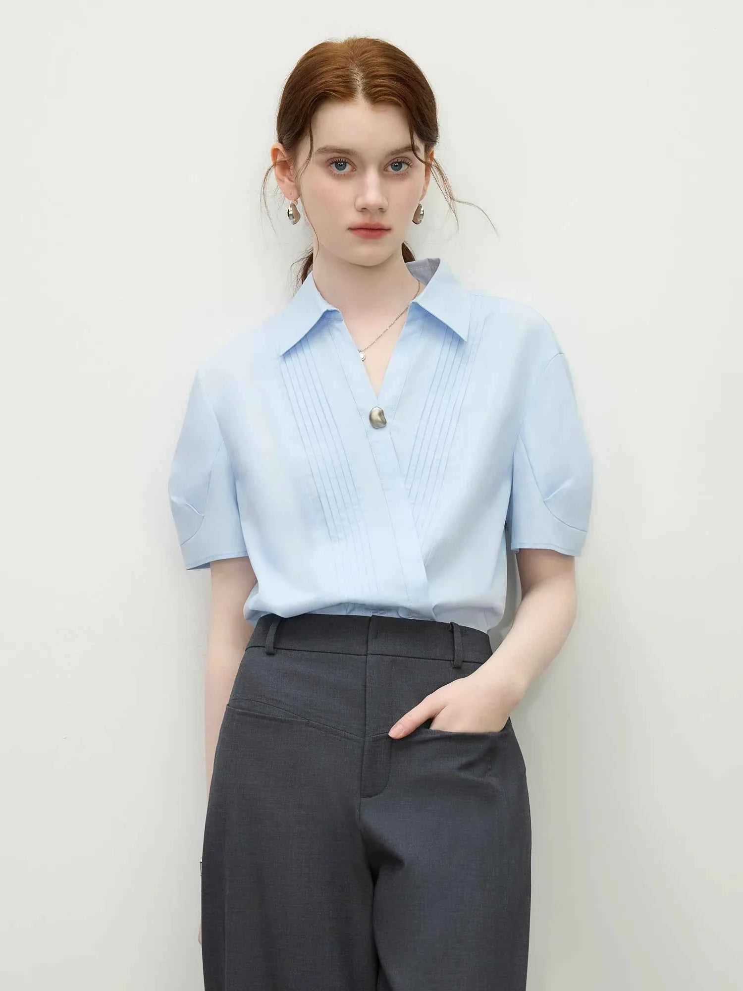 Minimalist White V-Neck Short-Sleeved Shirt