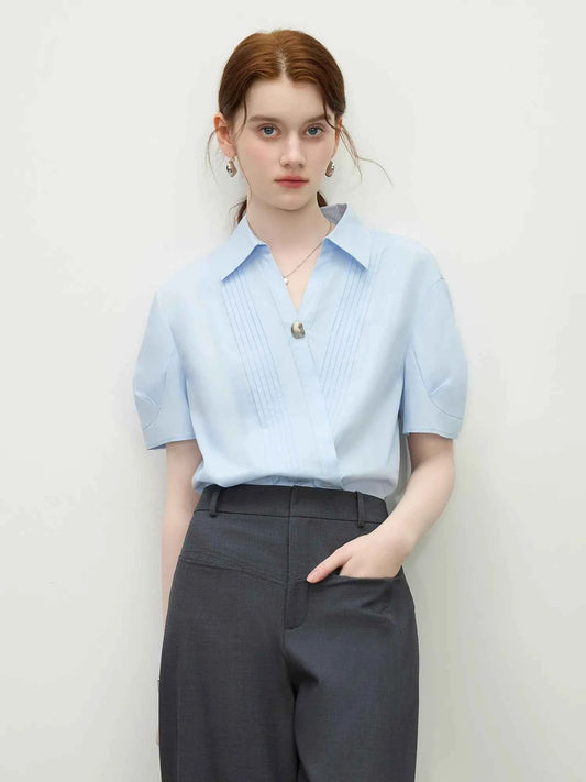 Minimalist White V-Neck Short-Sleeved Shirt