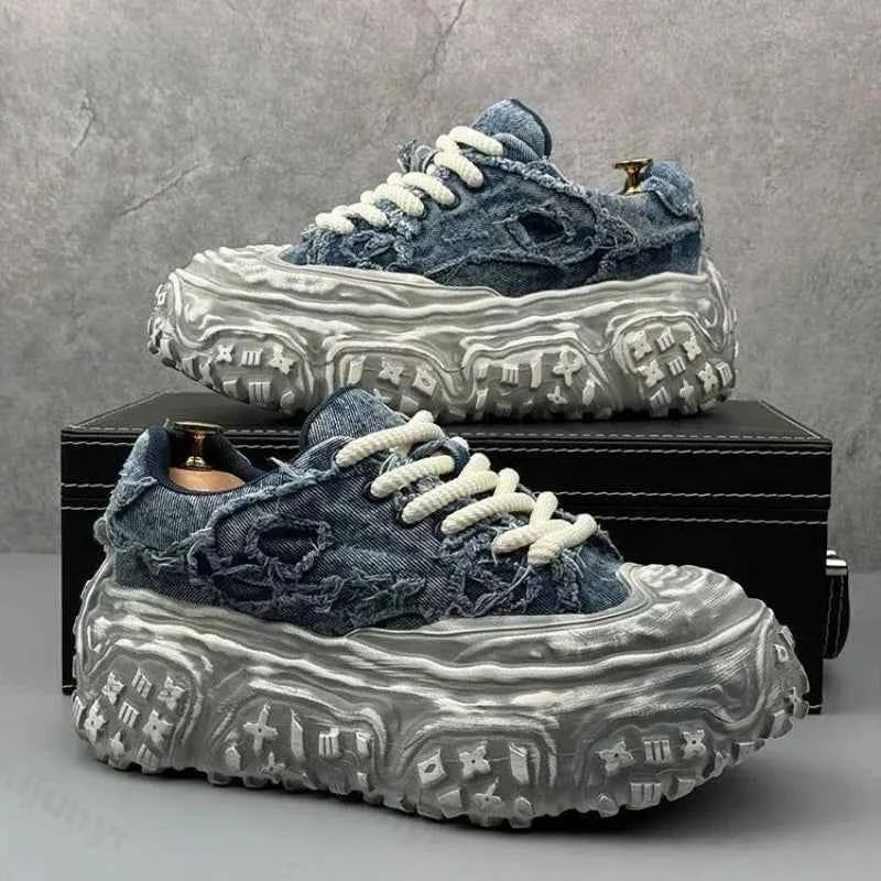 Streetwear Canvas Lace-Up Casual Sneaker