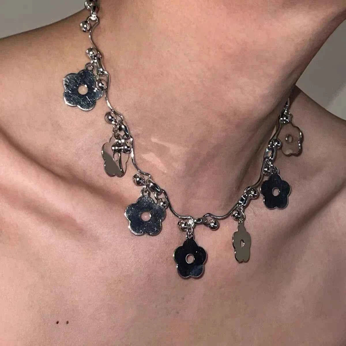 Grungy Flower Pendant Choker Necklace