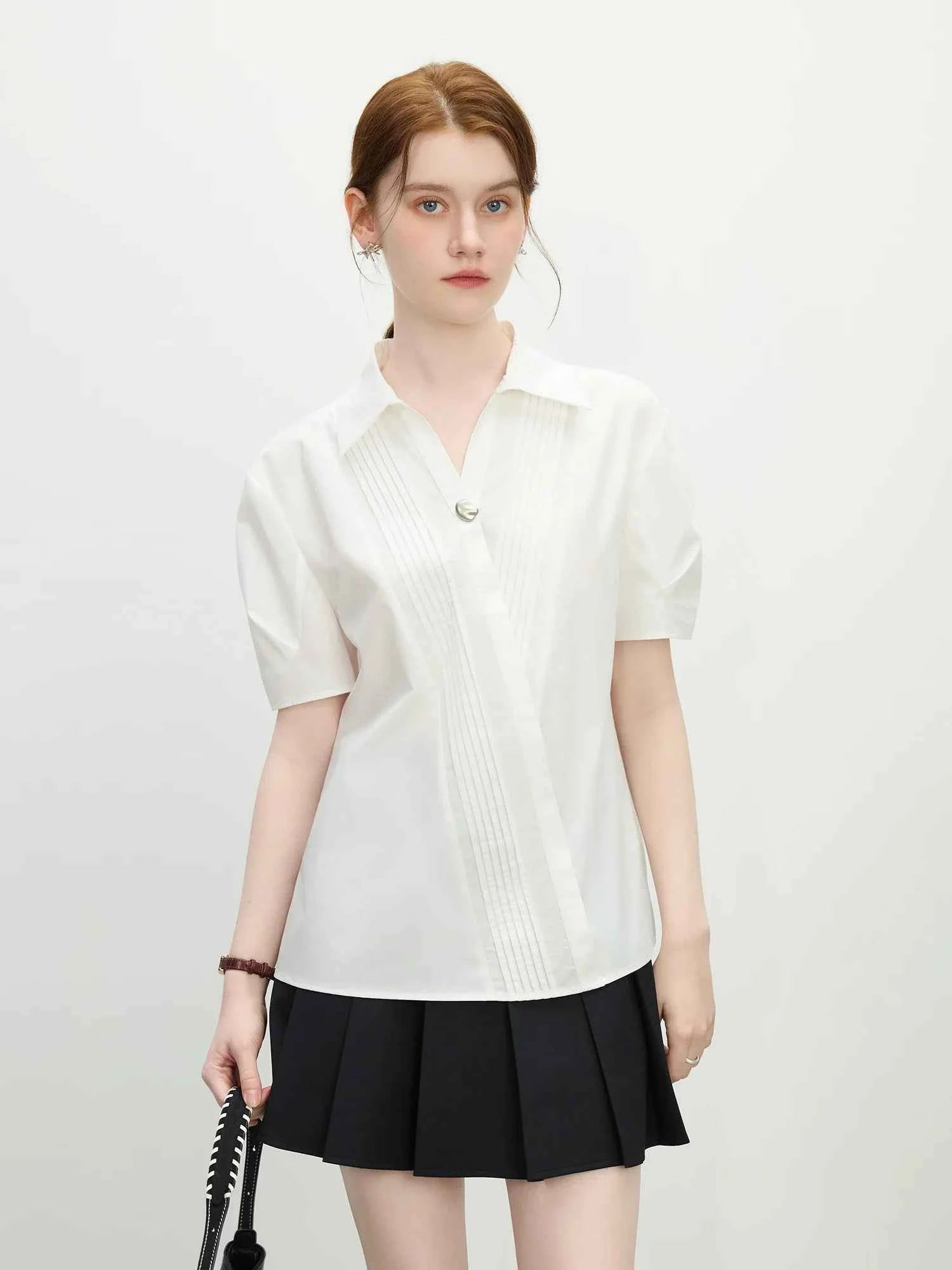 Minimalist White V-Neck Short-Sleeved Shirt
