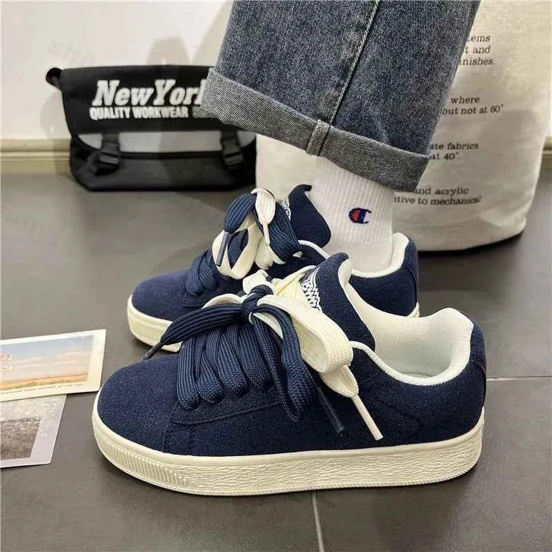 Versatile Retro Chic Casual Sneaker