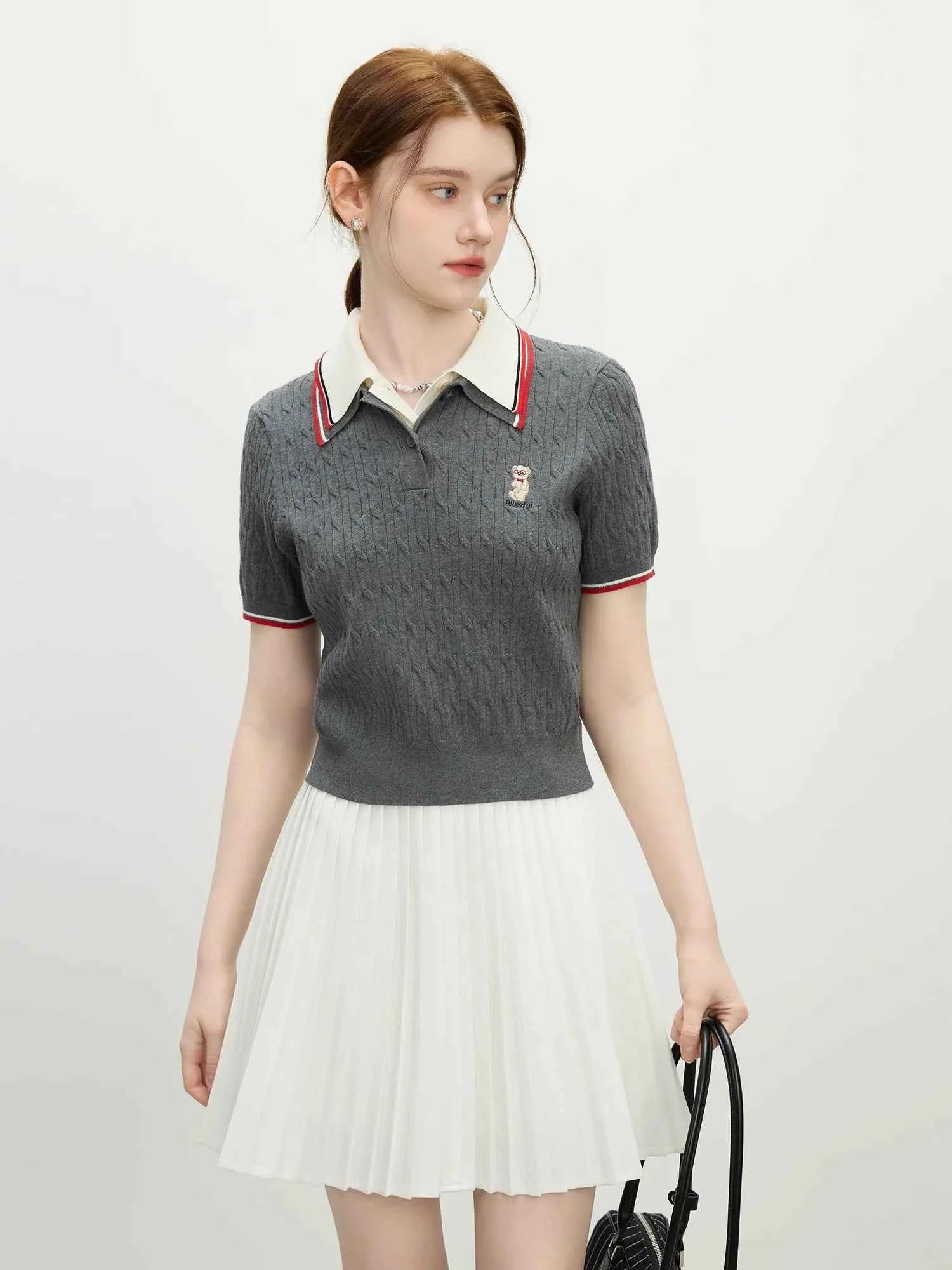 Women Contrast Color Bear Embroidered Knitted T-Shirt