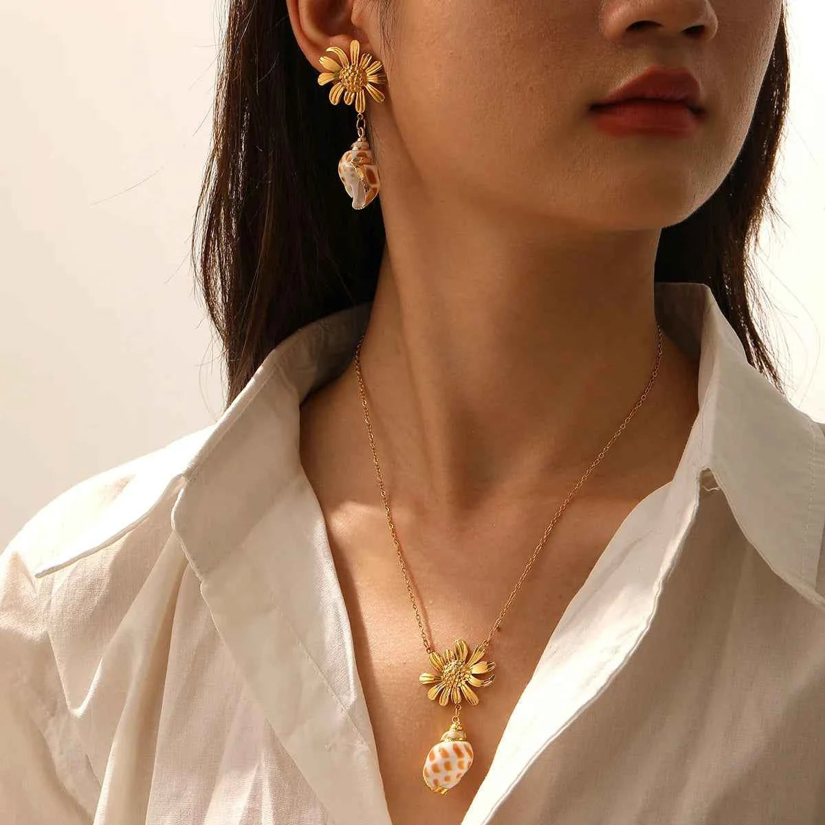 Golden Irregular Flower Ocean Style Necklace